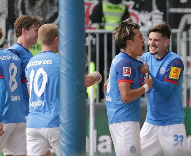 不莱梅球员展现出色的团队合作,轻松击败对手 不莱梅球员展现出色的团队合作,轻松击败对手