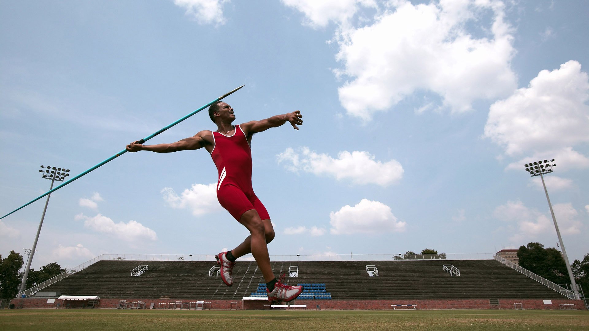 跨界传奇,从橄榄球场到篮球馆,胜利的意志永不褪色
